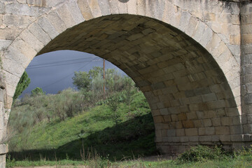 Fototapeta na wymiar Puente romano en rio Guadarrama, Las rozas de Madrid. Naturaleza en Virgen del retamar