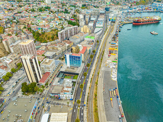 Fototapeta premium Imagem aérea da região portuária, Terminal Pacífico Sul de Valparaiso e suas casas e prédios coloridos. Cidade litorânea. 