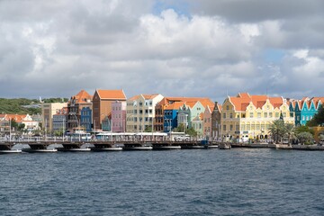 Naklejka premium a lot of water with buildings on either side of them