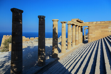 Säulen und Treppe auf der Akropolis von Lindos, Insel Rhodos in Griechenland