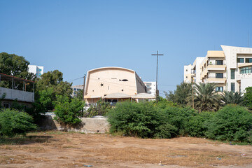 Fototapeta na wymiar Une église moderne dans le centre de Dakar au Sénégal en Afrique