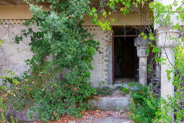 Fototapeta na wymiar Bauruine einer verlassenen Hotelanlage in Griechenland