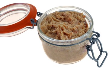 Bocal de rillettes ouvert en gros plan sur fond blanc