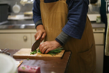 ネギを切る女性