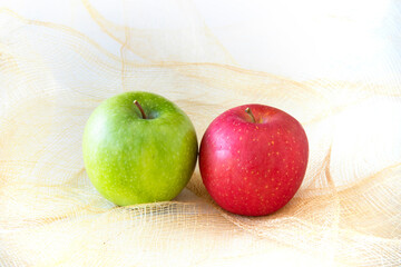 緑のジューシーなグラニースミスと赤いふじリンゴ（シサル麻の背景）