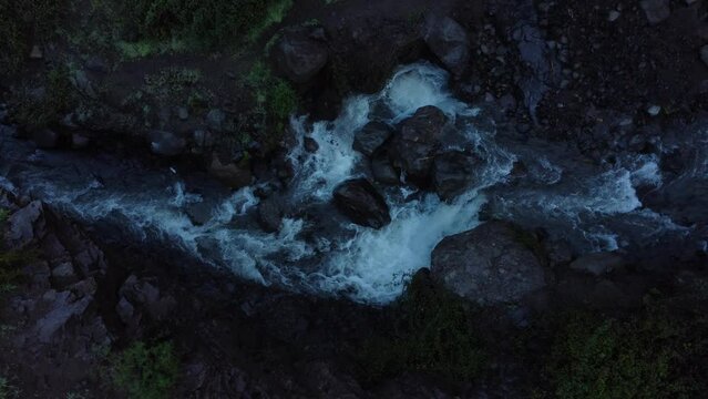 R&iacute;o fluyendo por la Quebrada de la monta&ntilde;a