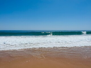Fototapeta na wymiar Beautiful ocean coast, waved ocean, surfing, clear blue sky