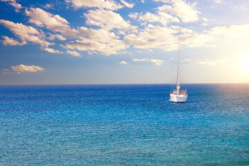 Obraz premium Segelboot vor der Küste von Rhodos