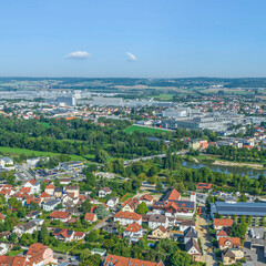 Dingolfing in Niederbayern von oben, Ausblick auf die Zentren der Automobil-Industrie nördlich der...