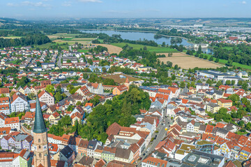 Die Kreistadt Dingolfing im Isartal von oben, Blick zum Isar-Stausee westlich der Stadt