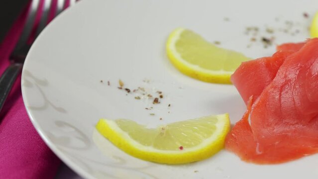 tranches de saumon fum&eacute; sauvage dans une assiette
