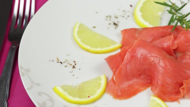 tranches de saumon fum&eacute; sauvage dans une assiette
