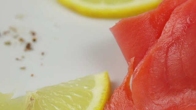 tranches de saumon fum&eacute; sauvage dans une assiette