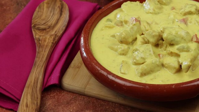 plat de poulet au curry et lait de coco