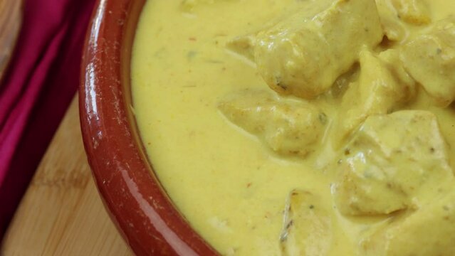 plat de poulet au curry et lait de coco