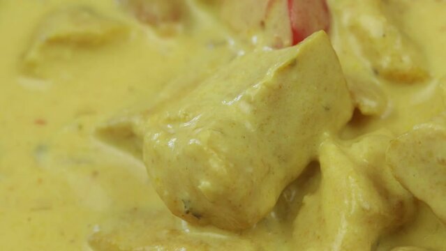 plat de poulet au curry et lait de coco