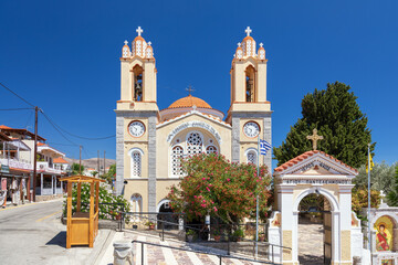 Die Kirche Agios Panteleimon im Bergdorf Siana auf der Insel Rhodos - obrazy, fototapety, plakaty