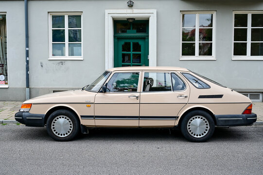 beiger Saab 90, Saab 900 I Flie&szlig;heck Oldtimer der 1970er und 1980er Jahre in Lund, Schweden, 15.08.2023