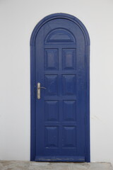 Blaue Tüt an weisser wand, mediteran