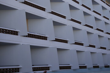 Balkone an einer Hotel Fassade