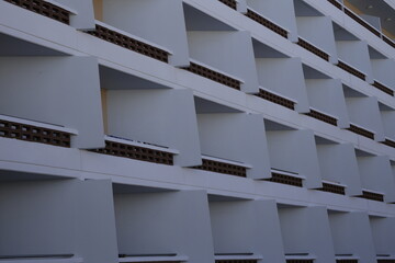 Balkone an einer Hotel Fassade