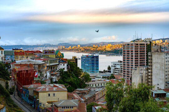 Por do sol em mirante de Valparaiso, Chile.