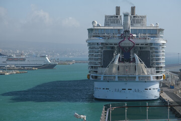 Grösstes Kreuzfahrtschiff der Welt Symphony / Largest biggest gigantic cruise ship vessel in the...