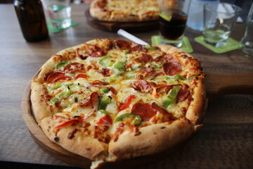 Pizza Peperonie, gebacken