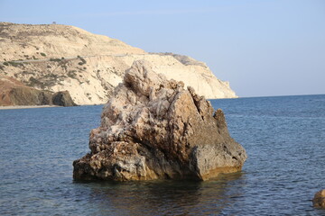 Felsen der Aphrodite, sch&uuml;ner strand an meeresbucht auf der insel Zypern 