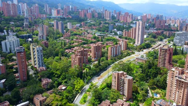 Video a&eacute;reo realizado con drone, sobre la avenida 34 en el barrio El Poblado, Medell&iacute;n, Colombia.