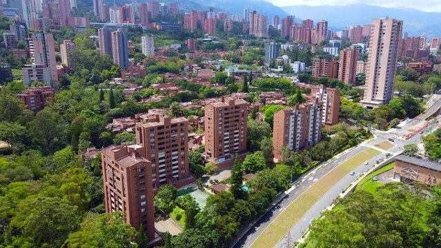 Video a&eacute;reo realizado con drone, sobre la avenida 34 en el barrio El Poblado, Medell&iacute;n, Colombia.