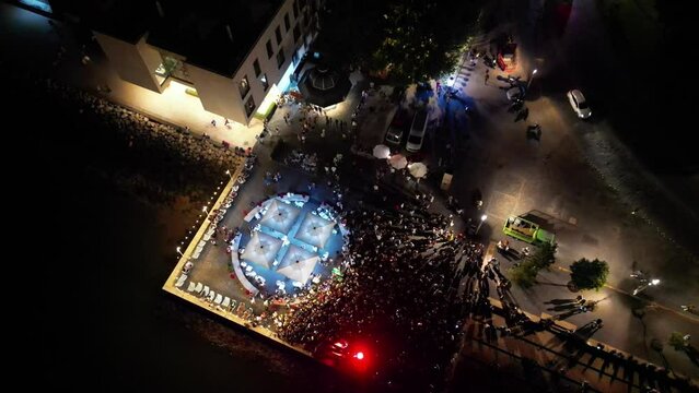 Cais do Sodr&eacute; Margem Rio Tejo Lisboa Portugal Mercado da Ribeira das Naus Bares Restaurantes Beco Noite Festa Noturna Pier Jardim Roque Gameiro Cais das Pombas Terrapleno de Santos Mar Oceano Sol 