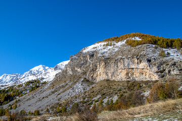Paysage de montagne avec de la neige à l'automne en montagne dans les Alpes du Sud en France