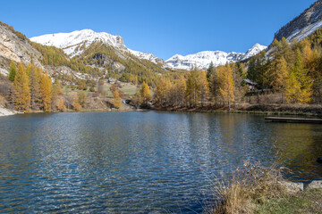 Fototapeta premium Paysage de montagne avec de la neige à l'automne en montagne dans les Alpes du Sud en France