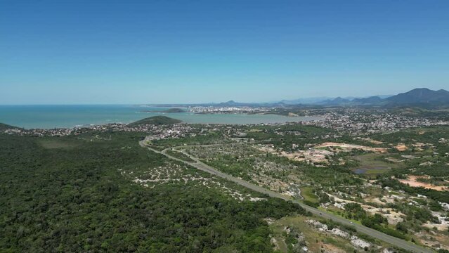 Imagens aéreas do Parque Estadual Paulo César Vinha, com a lagoa da coca cola e rodovia do sol ao fundo na praia de Setiba.