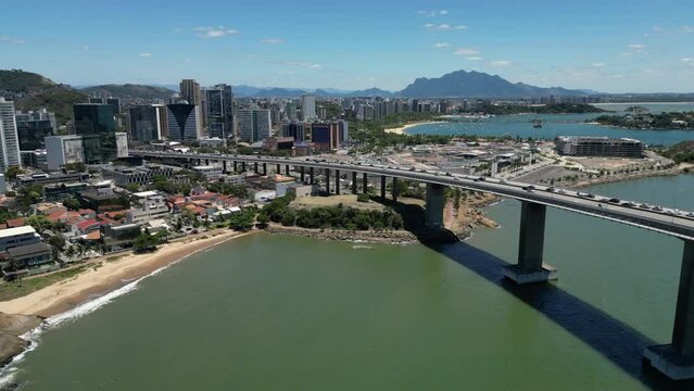 Imagens a&eacute;reas da 3&ordf; ponte e canal de Vit&oacute;ria com convento da penha ao fundo e porto de Vila Velha.