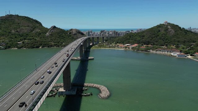 Imagens a&eacute;reas da 3&ordf; ponte e canal de Vit&oacute;ria com convento da penha ao fundo e porto de Vila Velha.
