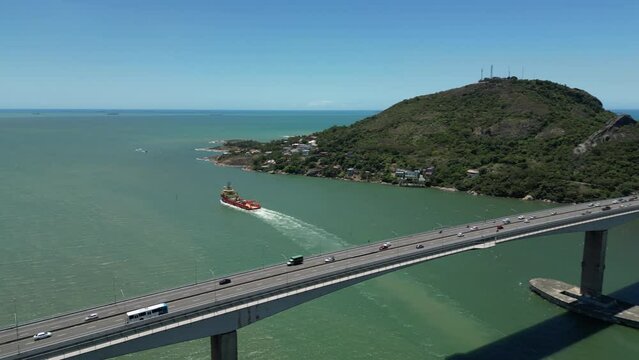 Imagens a&eacute;reas da 3&ordf; ponte e canal de Vit&oacute;ria com convento da penha ao fundo e porto de Vila Velha.