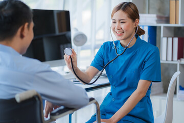 Obraz premium Doctor and patient sitting and talking at medical examination at hospital office, close-up. Therapist filling up medication history records. Medicine and healthcare concept.