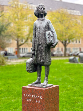 Statue der Anne Frank vor ihrem ehemaligen Wohnhaus in Amsterdam, Niederlande
