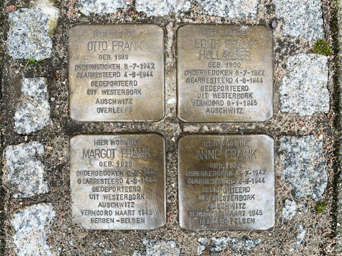 Stolpersteine der Familie Frank mit Anne Frank vor dem ehemaligen Wohnhaus in Amsterdam, Niederlande