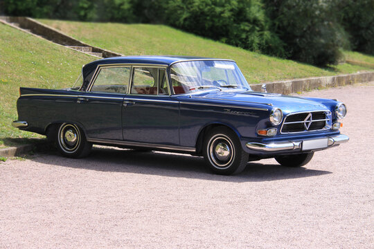 Borgward P 100 parkt im Sonnenlicht