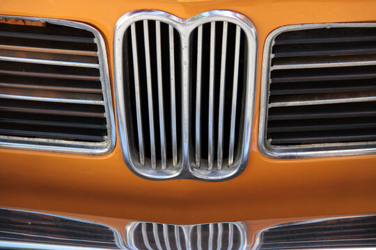 Orangefarbene Front mit Kühlergrill als Markenzeichen für Klassiker BMW 1970 1600 2002 1502 1602