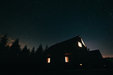 Samotny Dom w Górach Gwiazdy Noc Panorama - 676068150