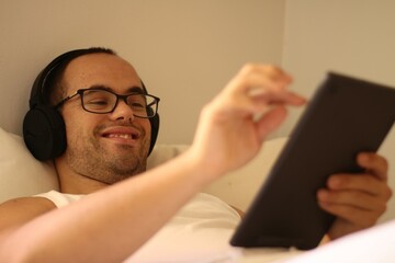 CHICO CON SINDROME DE DOWN DISFRUTANDO MIENTRAS ESCUCHA MUSICA