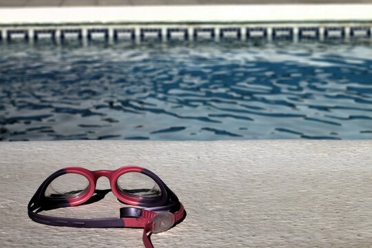 Gafas De Deporte De La Natacion Con Piscina De Fondo.