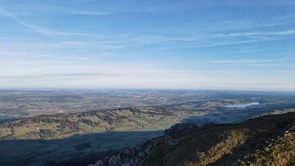 Talpanorama am Gr&uuml;nten: Idyllische H&auml;user im Alpendorf