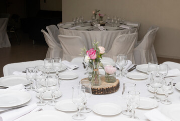 mesa de celebración con flores 
