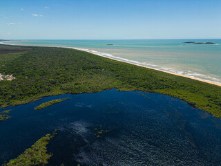 Imagem aérea do Parque Estadual Paulo César Vinha, com a lagoa da coca cola e rodovia do sol ao fundo na praia de Setiba.
