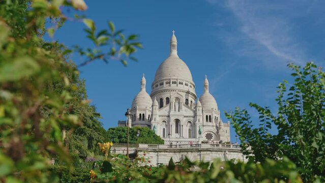 Bas&iacute;lica del Sagrado Coraz&oacute;n de Par&iacute;s entre ramas de arboles